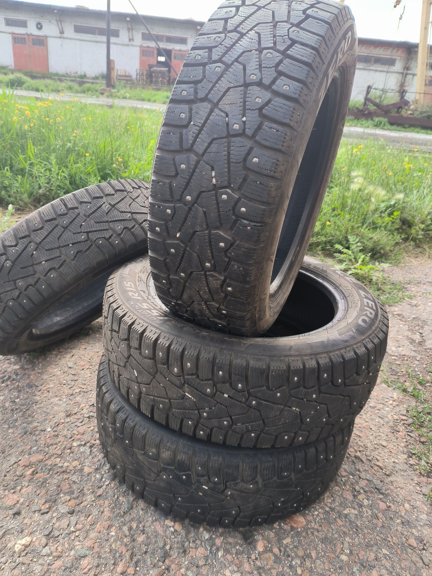Продам шипованную резину r 15