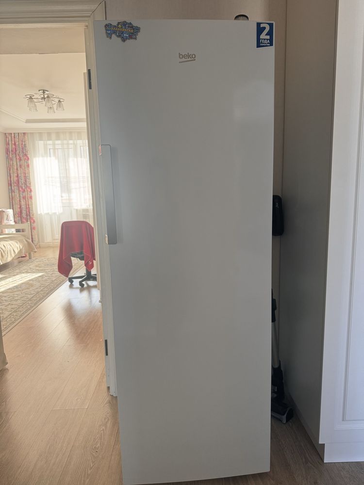 Морозильник вертикальный Beko