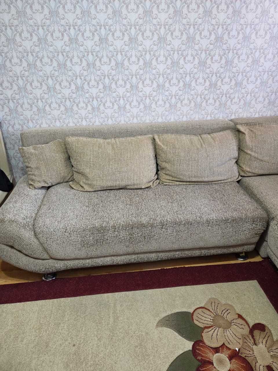 Угловой диван и кресло