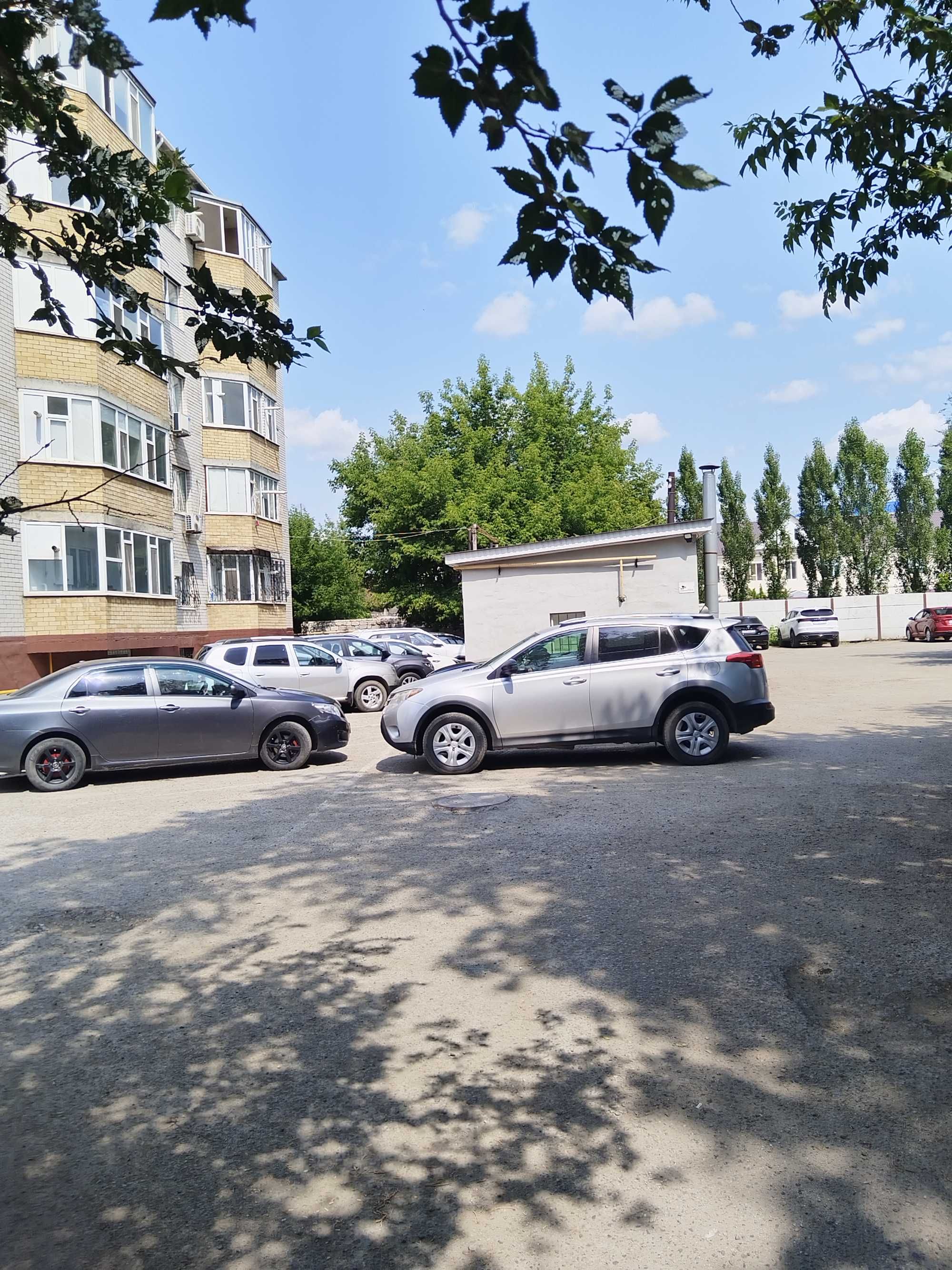 Сдаётся Гараж, Район Жил-городок