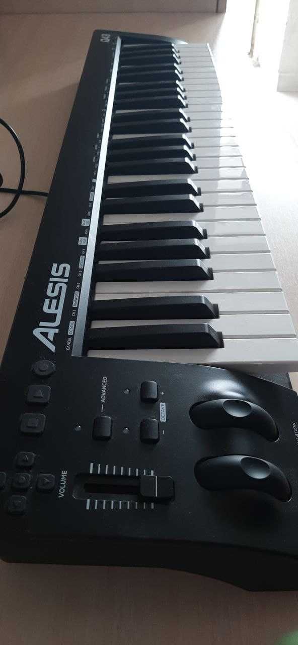 Продам MIDI-клавиатуру Alesis Q49 MKII