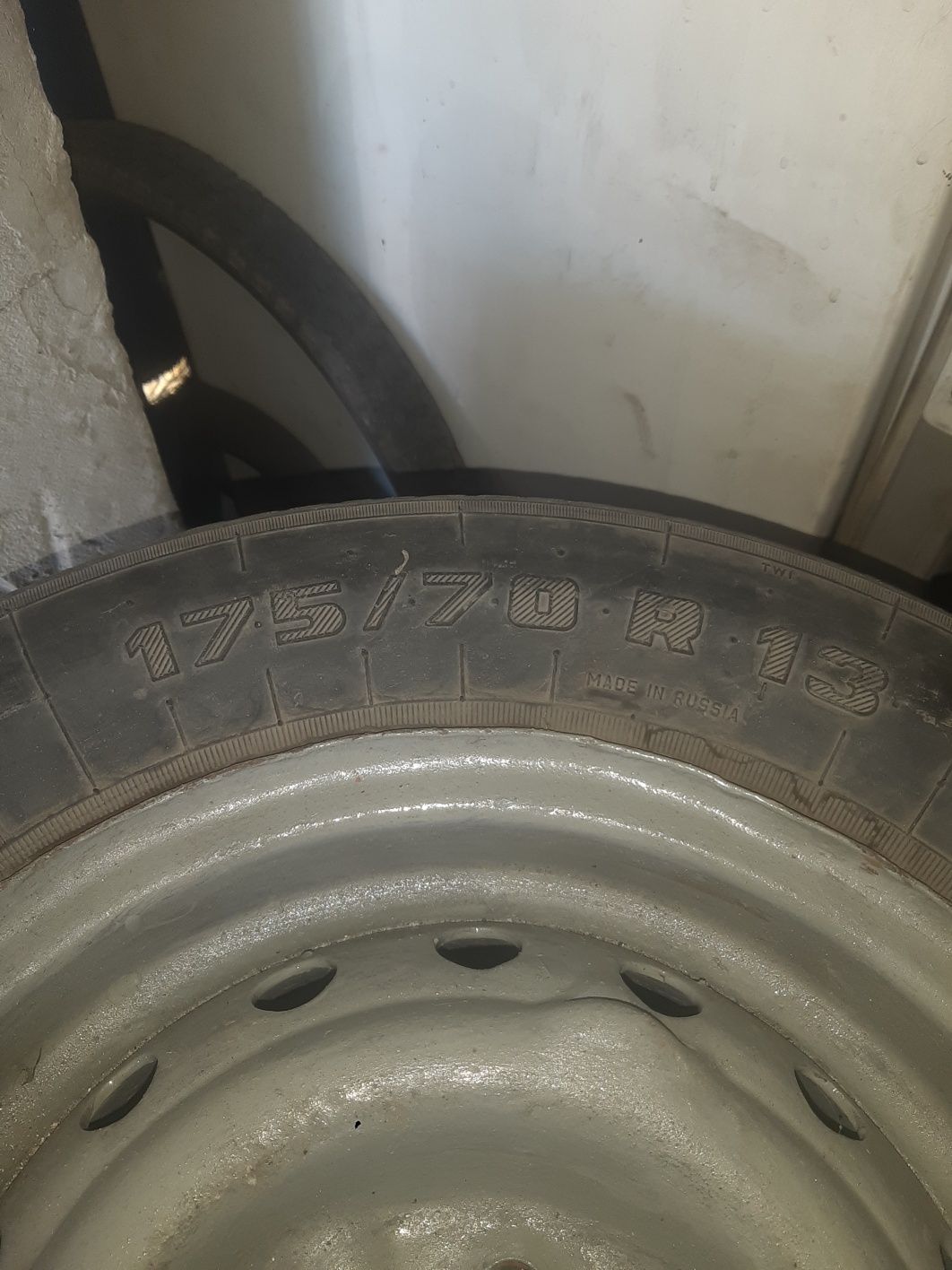 Продам 2 резины на 13 с дисками