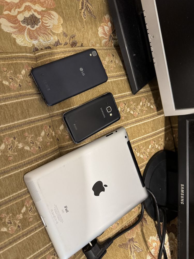 2 монитора , 2 телефона LG и samsung ,  1 планшет ipad
