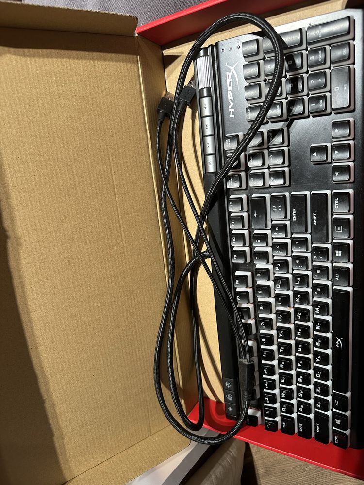 Продам механическую клавиатуру HyperX