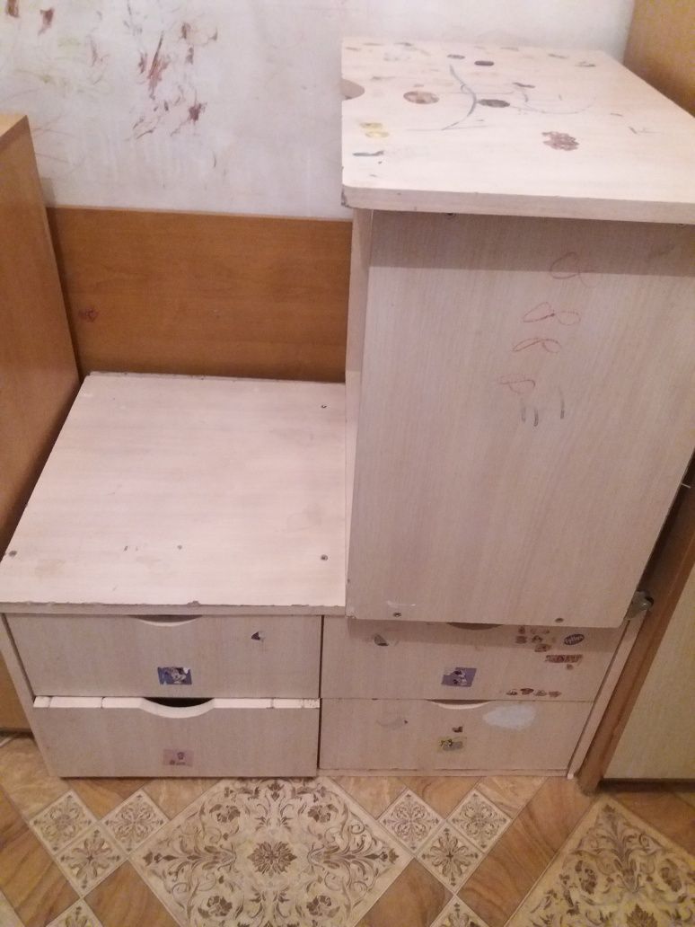 ковер б/у  2.5×3 за 39000Тумба под тв стекло толстое 22000вешалка 5000