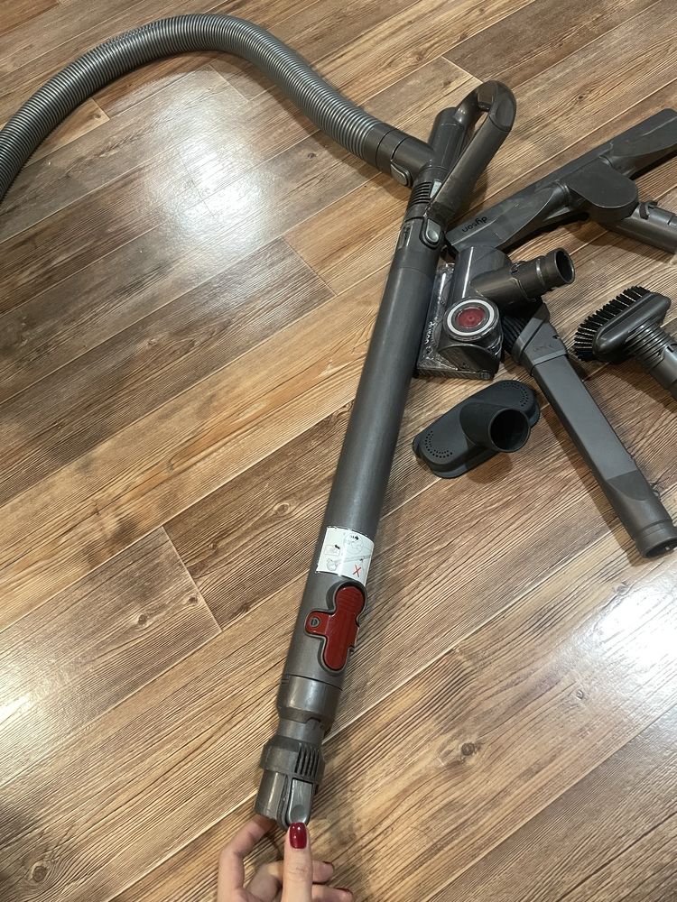 Пылесос Dyson с насадками