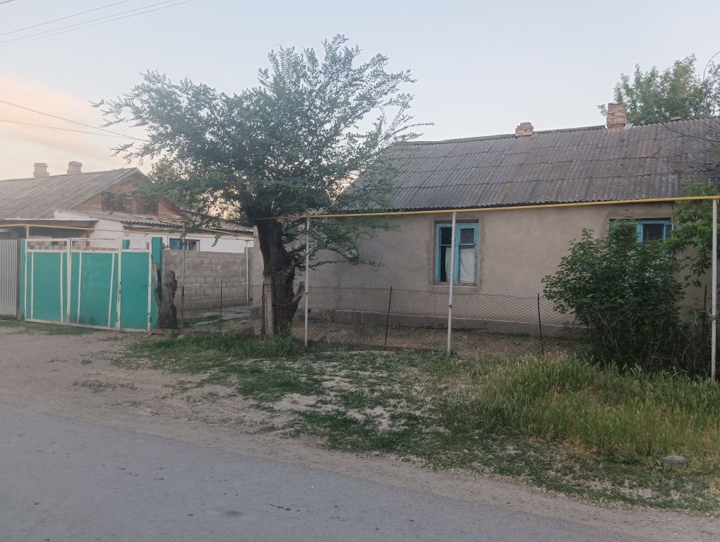 Продается дом.Срочно 8,500.000. Участок большой. Район залини тихи