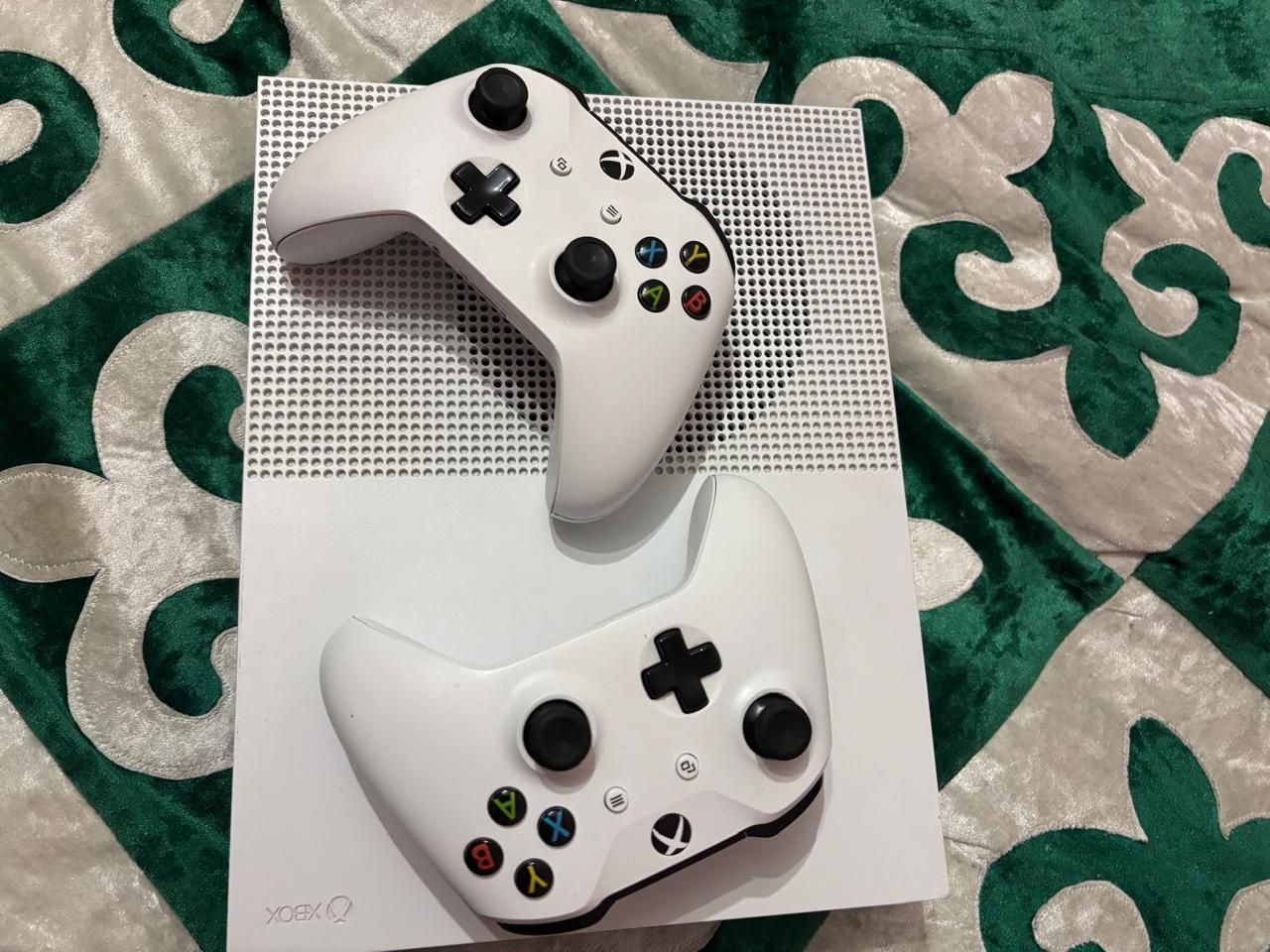 Xbox One S 1TB + 2 геймпада + 9 игр + аккаунт (оригинал)