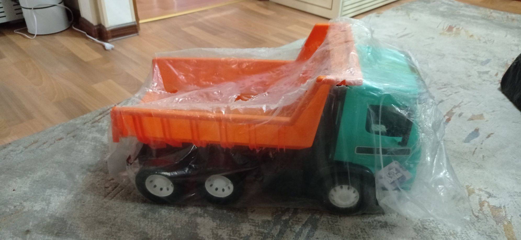 Игрушечный КАМАЗ