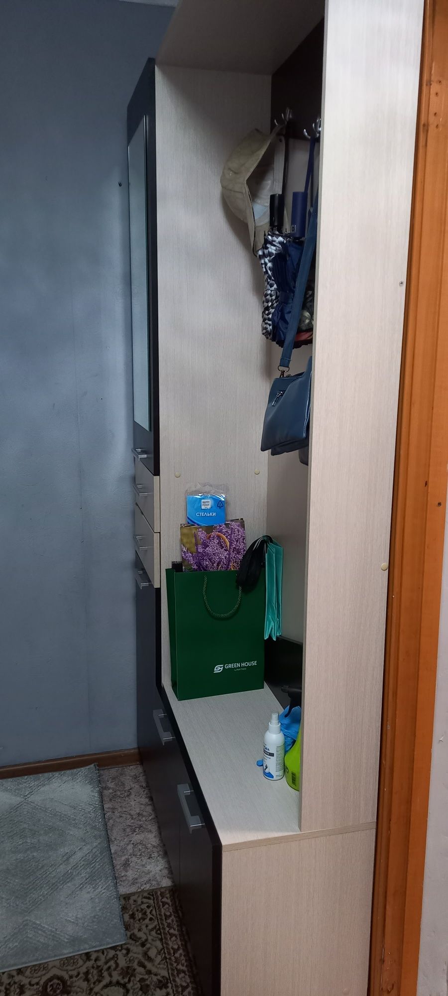 Продам прихожую ,