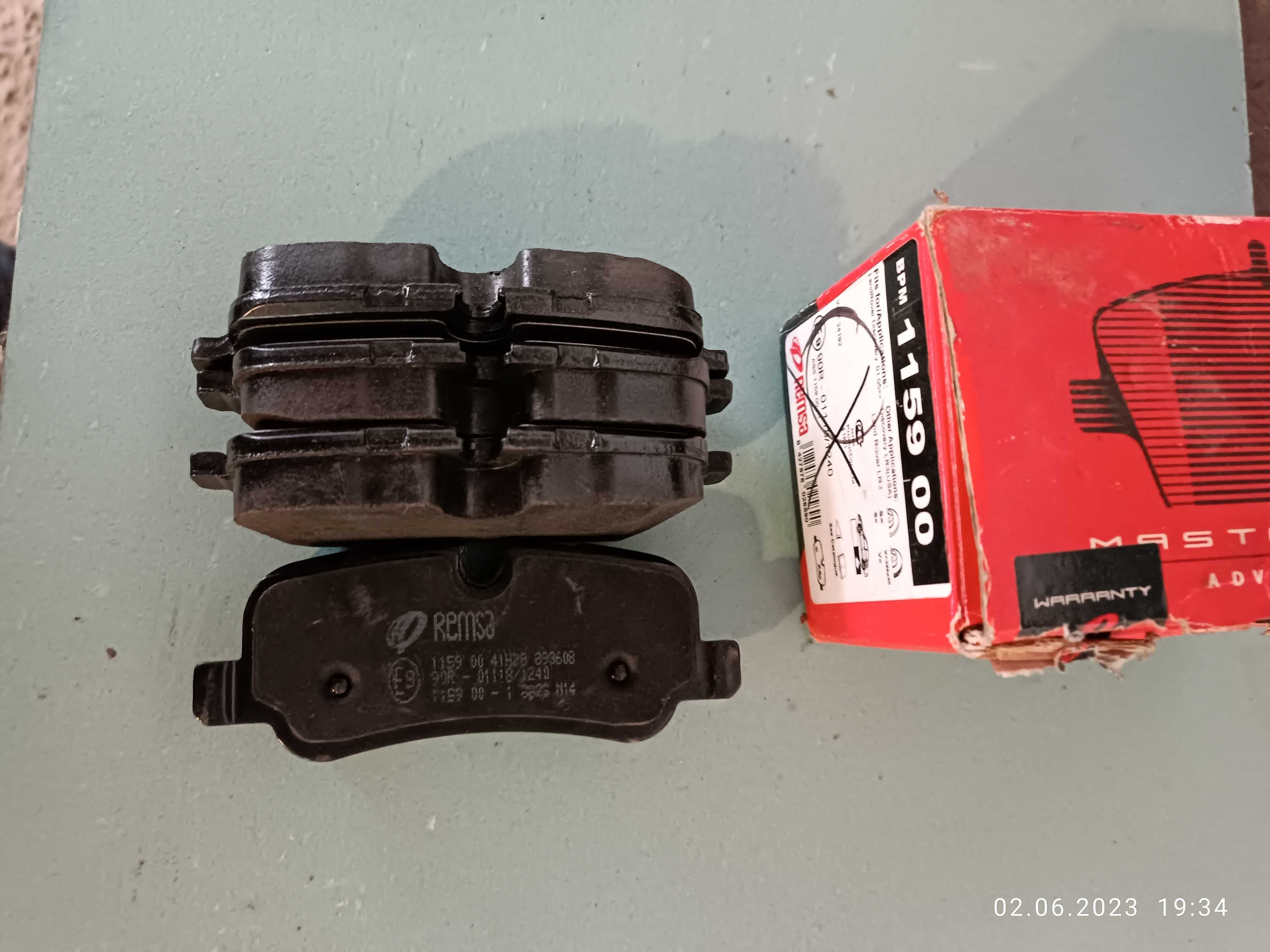 Тормозные Колодки комплект с датчиками ABS на Range Rover .