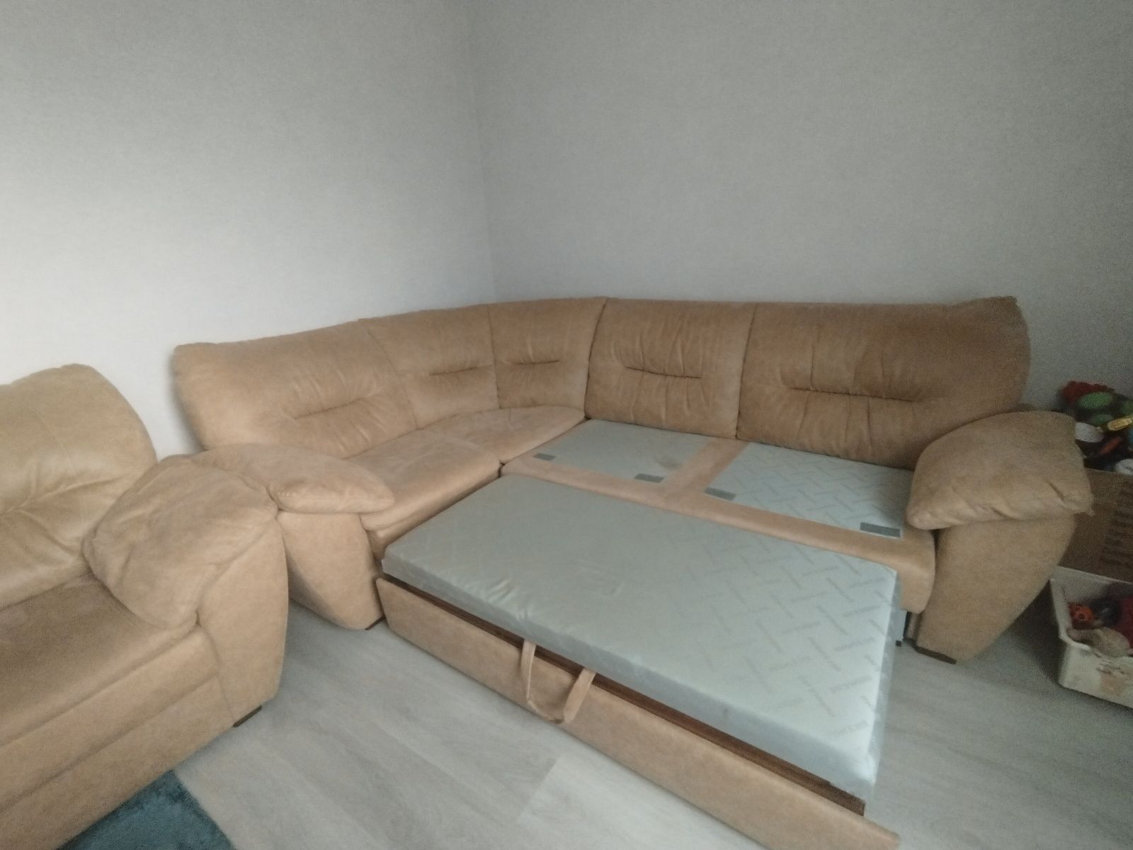 Продам угловой диван с креслом!