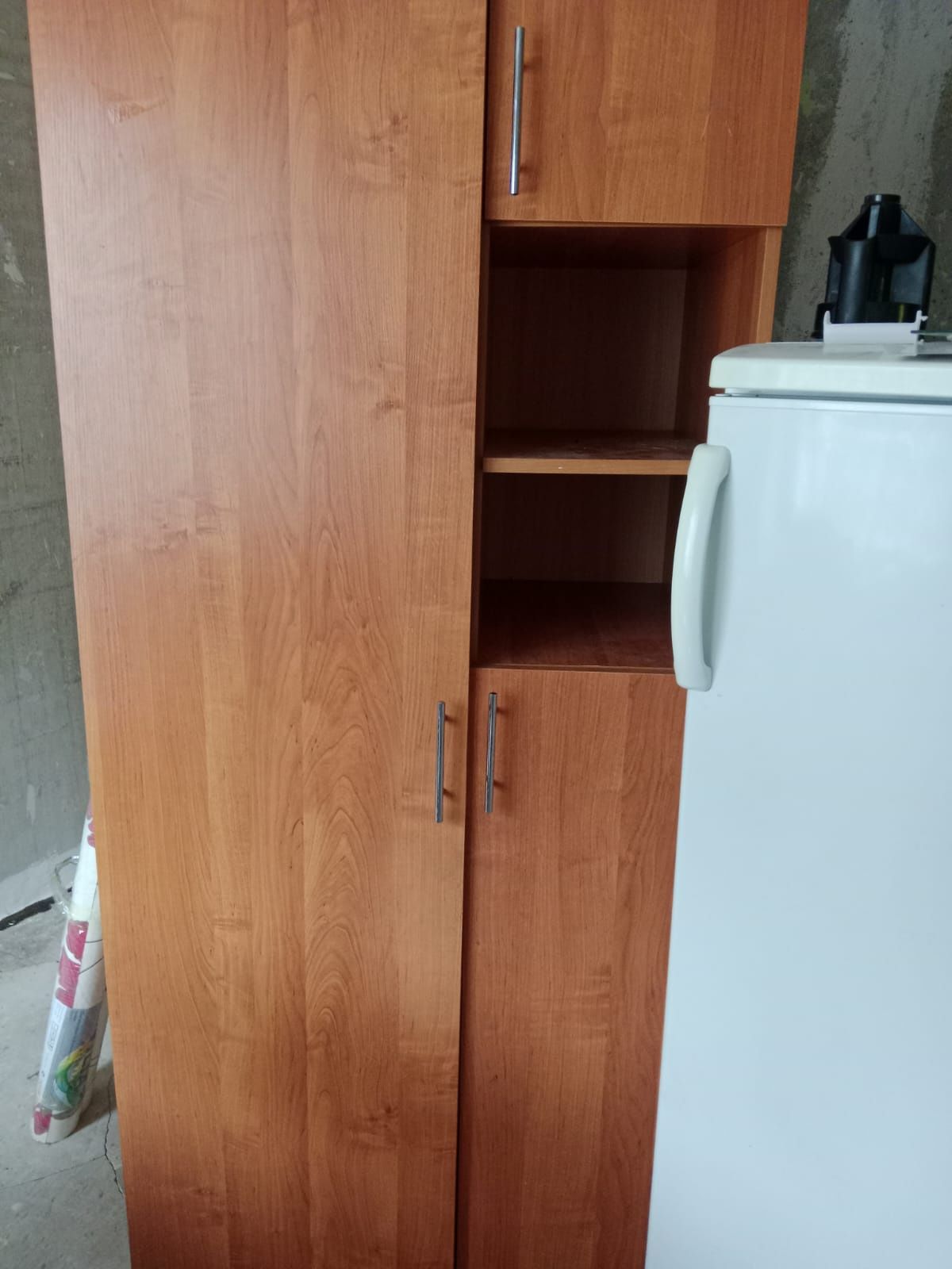 Срочно продам шкаф  стол в отличном состояние,