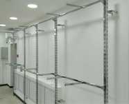 Стойка с кронштейнами для магазина одежды