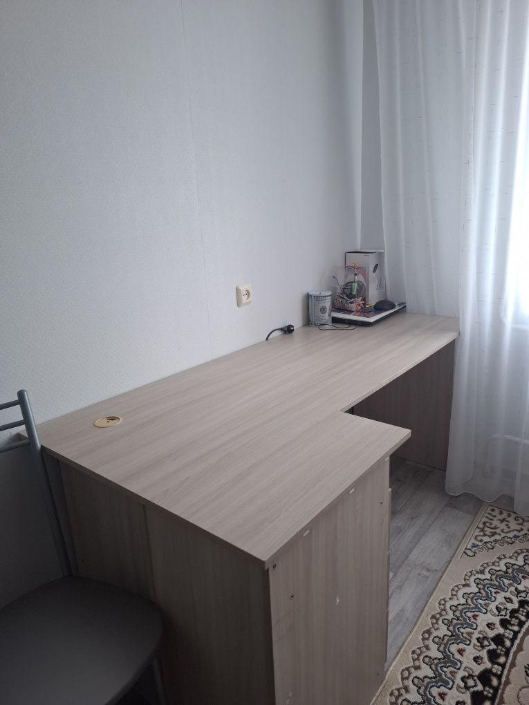 Продам компьютерный стол
