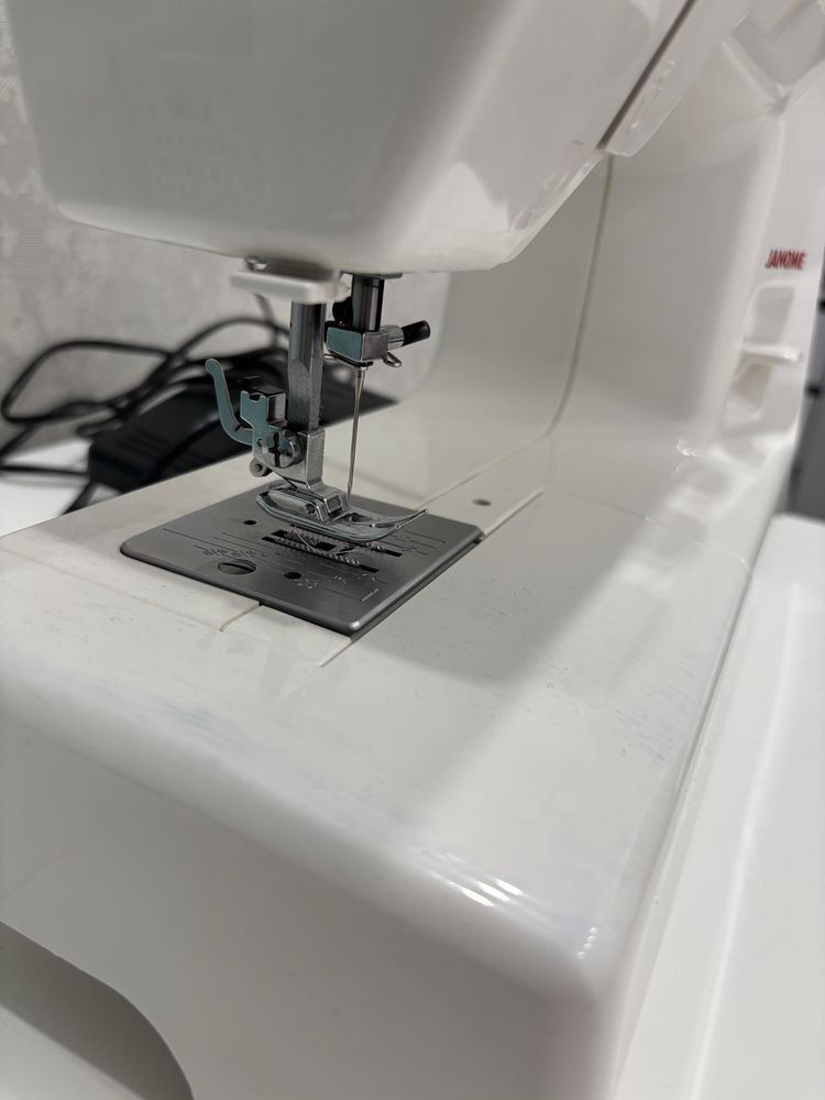 Продам швейную машинку Janome