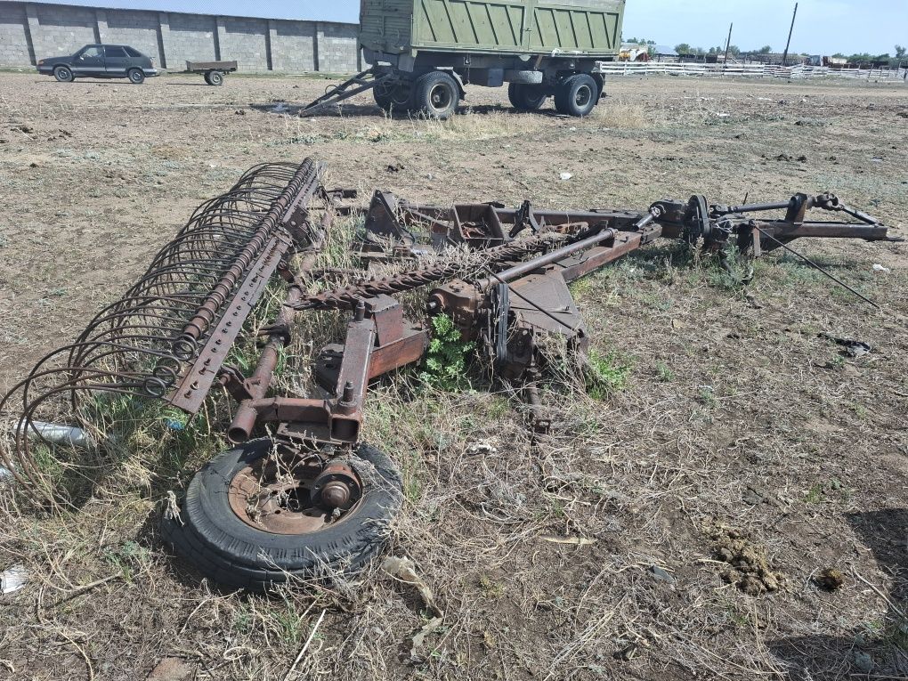 Трактор с граблями