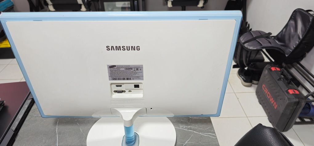 Монитор Samsung s24d391h белый