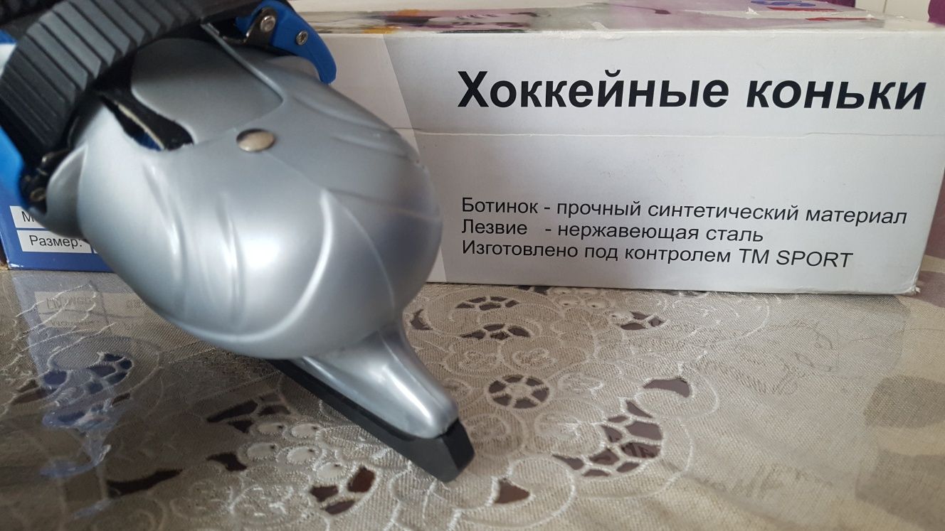Новые детские хоккейные коньки