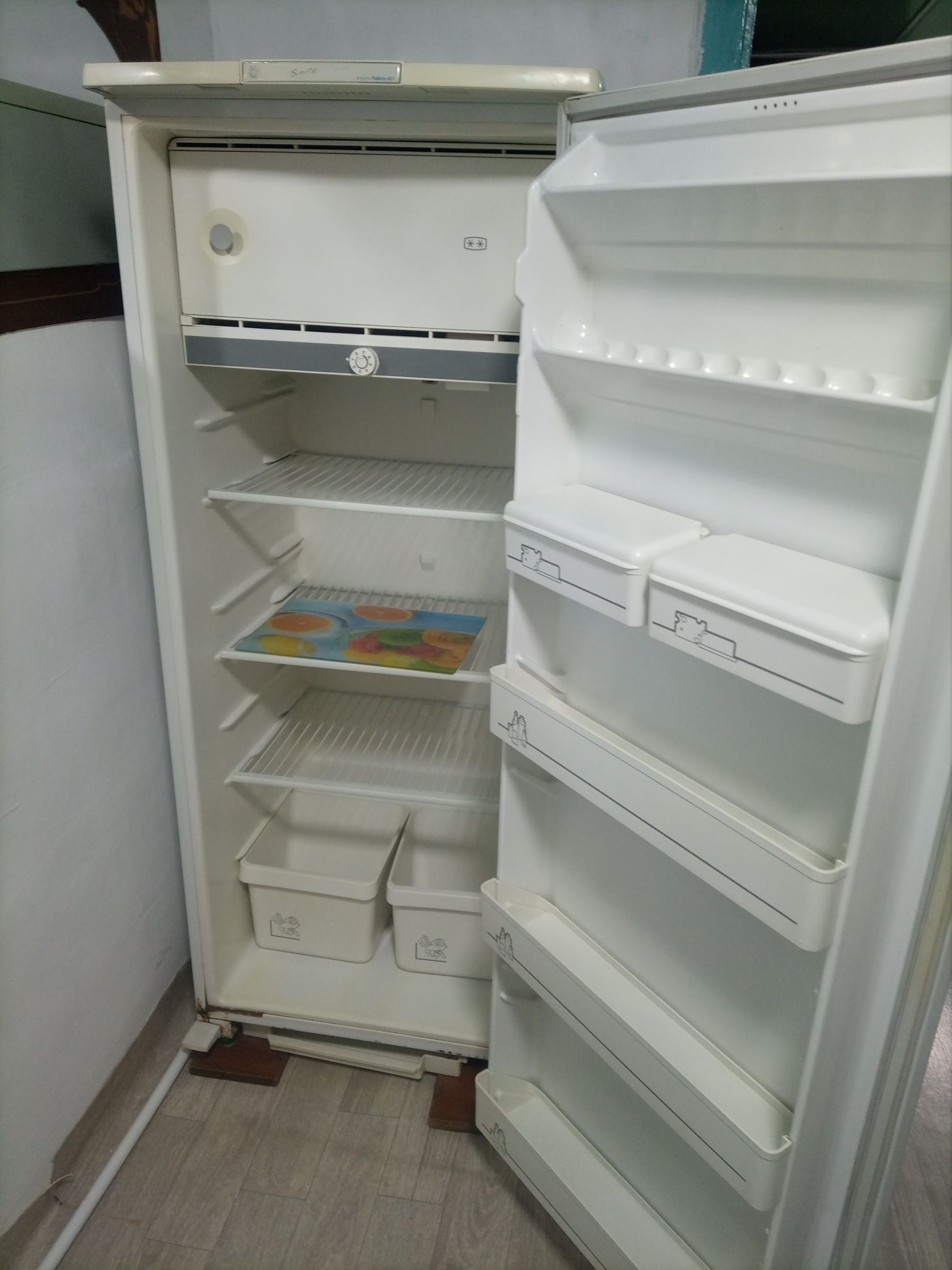Продам Холодильник Бирюса