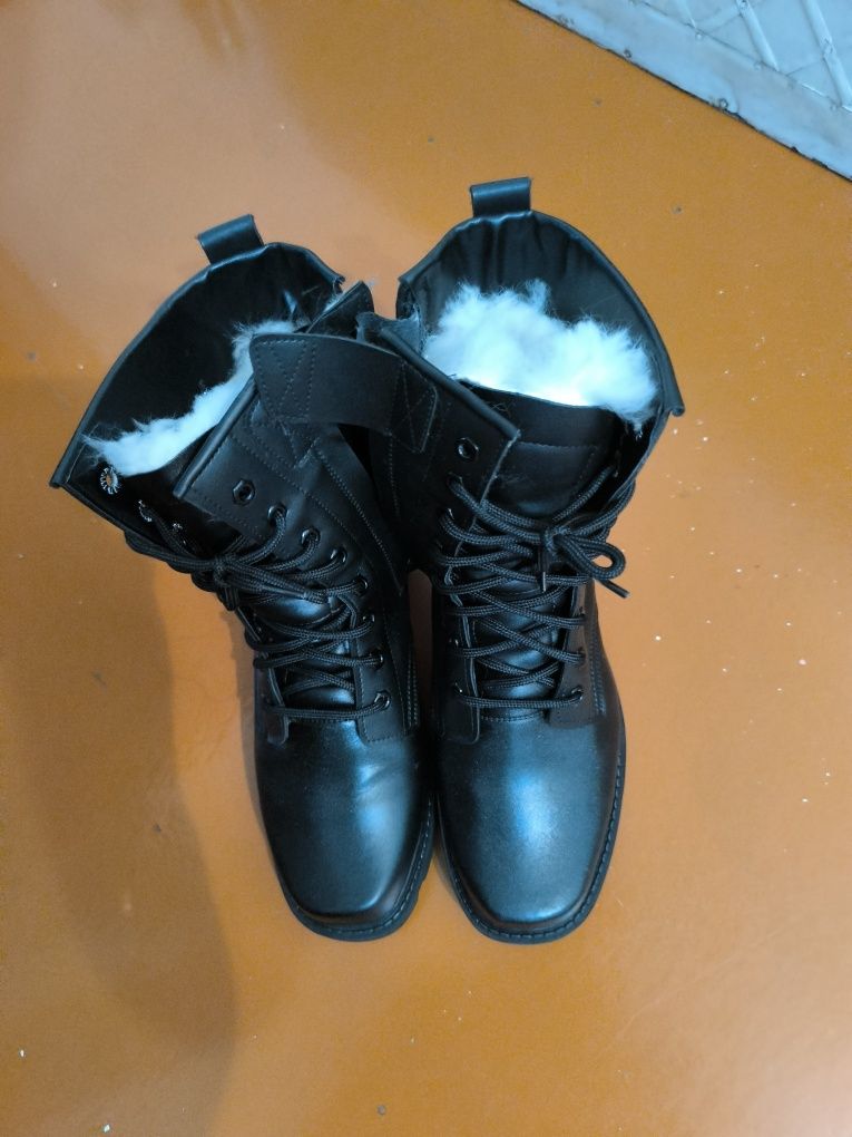 Продам зимние новые берцы