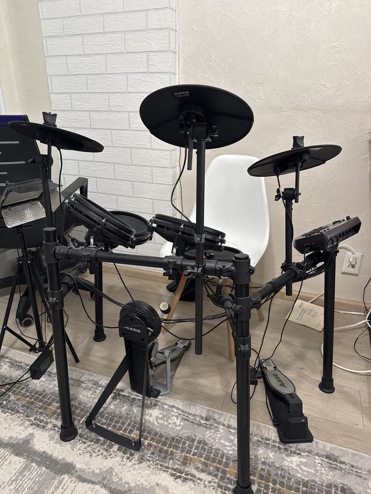 Продам электронную ударную установку Alesis Nitro Kit