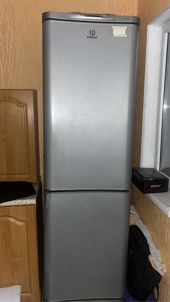 Продам холодильник индесит