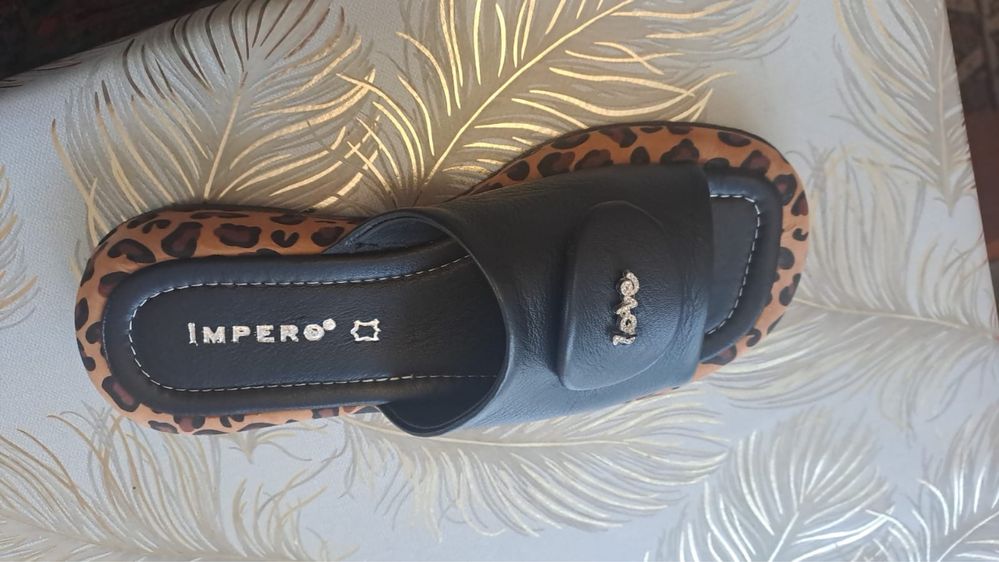 Продам новые шлепки кожа турция