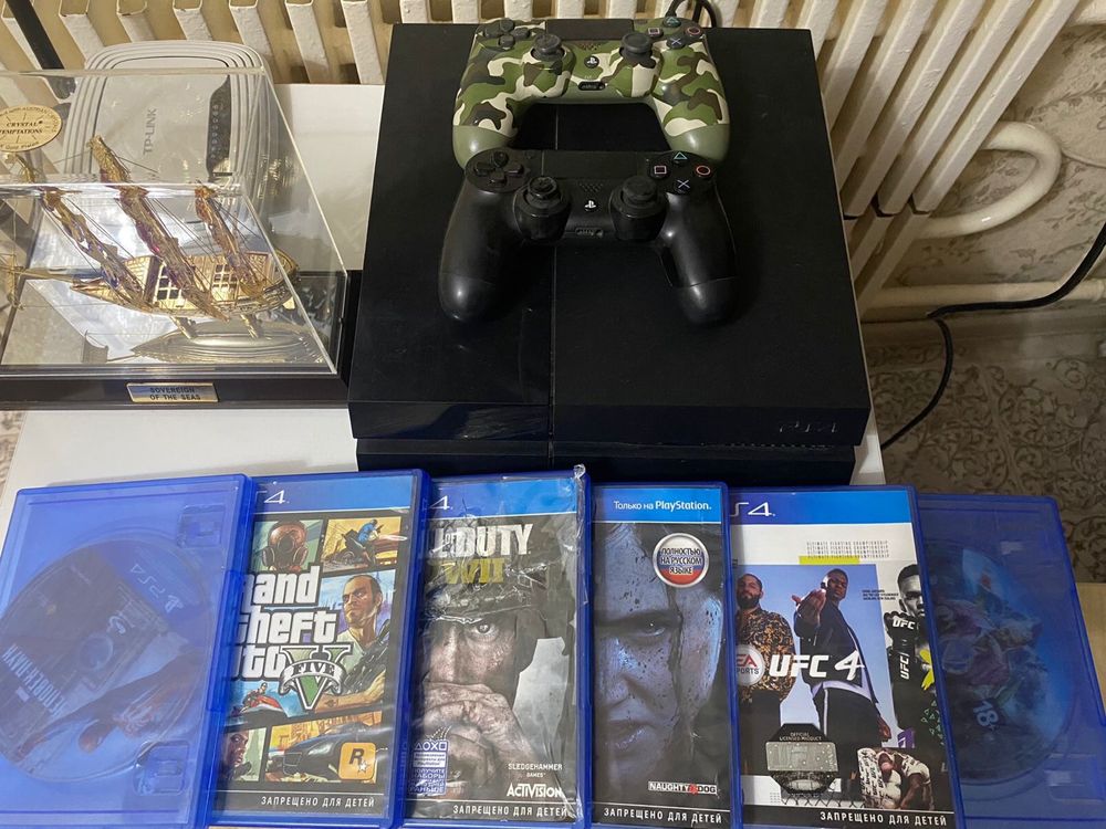 Продам PS4 500gb с дисками и джойстиками