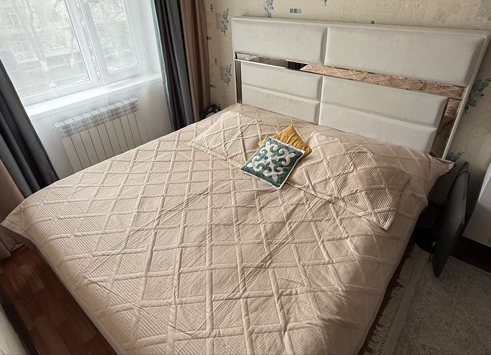 Продам кровать с ортопедической матрасом