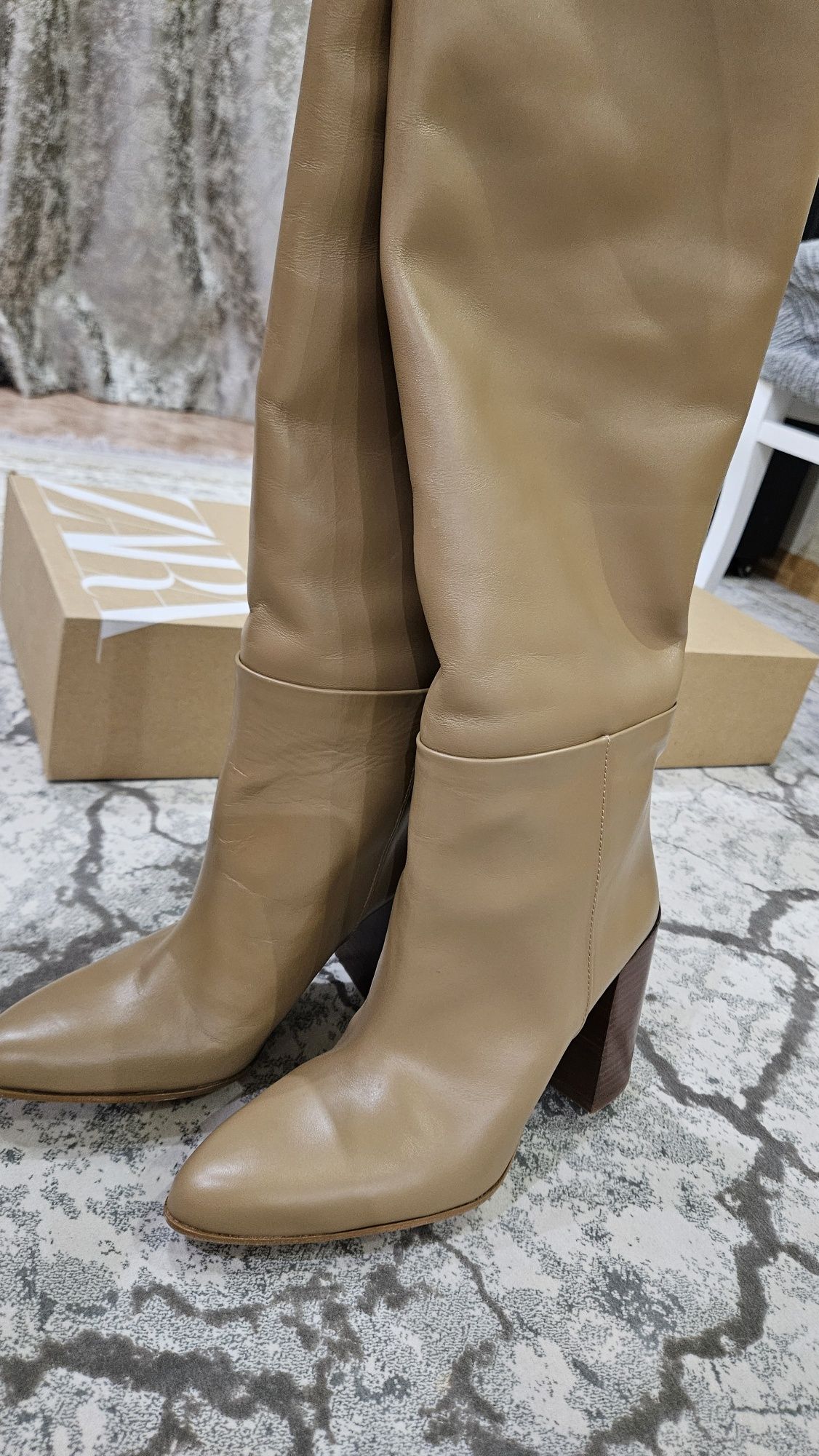 Новые демисезонные ботфорты фирмы  ZARA, кожаные 38 размера