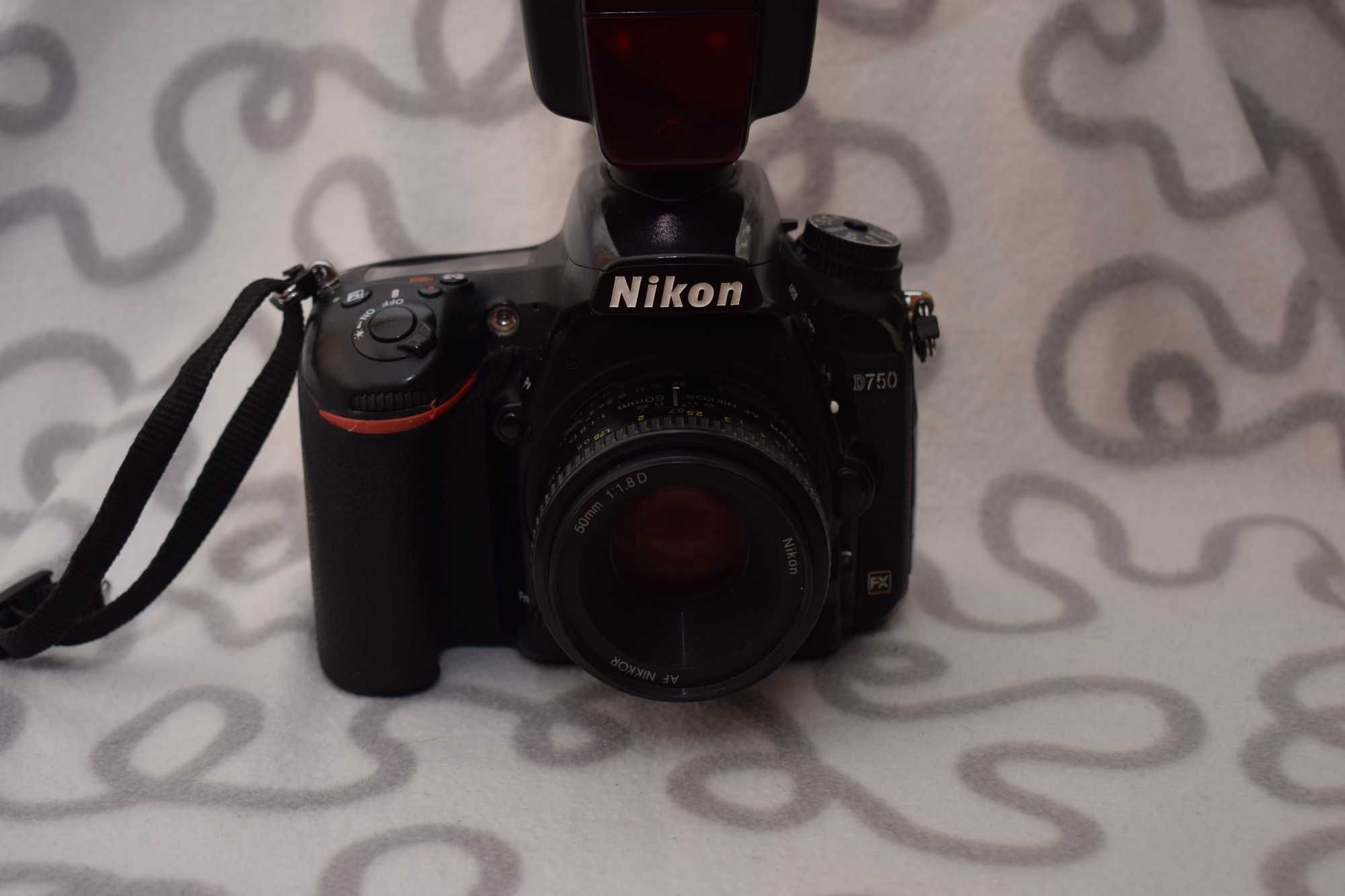 Полнокадровый фотоаппарат Nikon в комплекте со вспышкой.