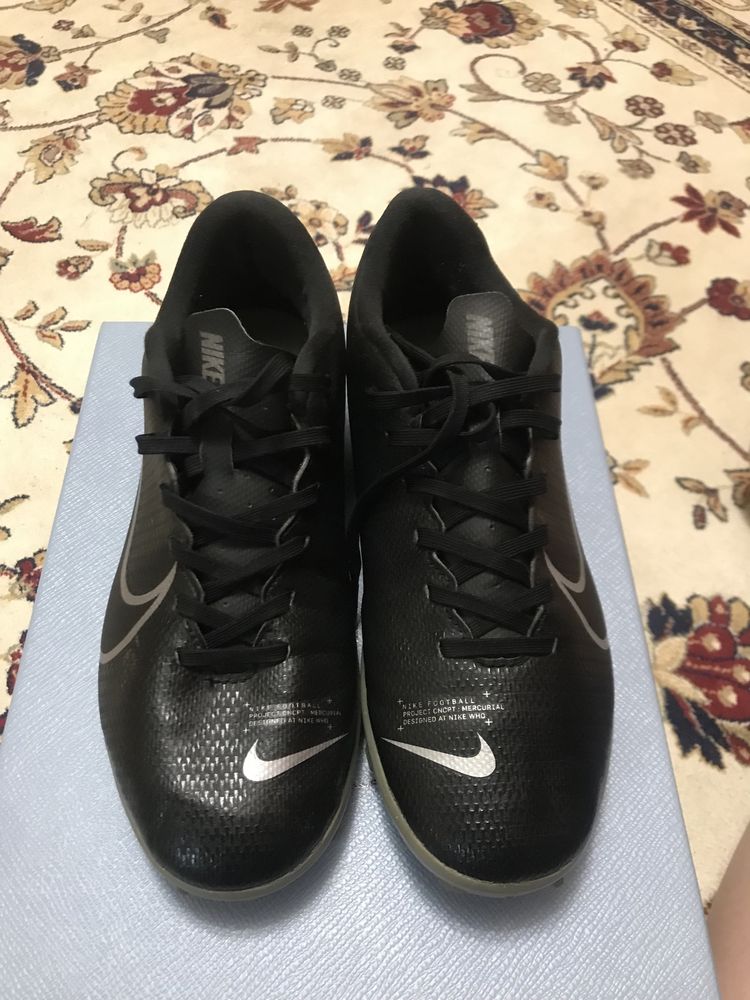 Продам Бутсы Nike  40 размер