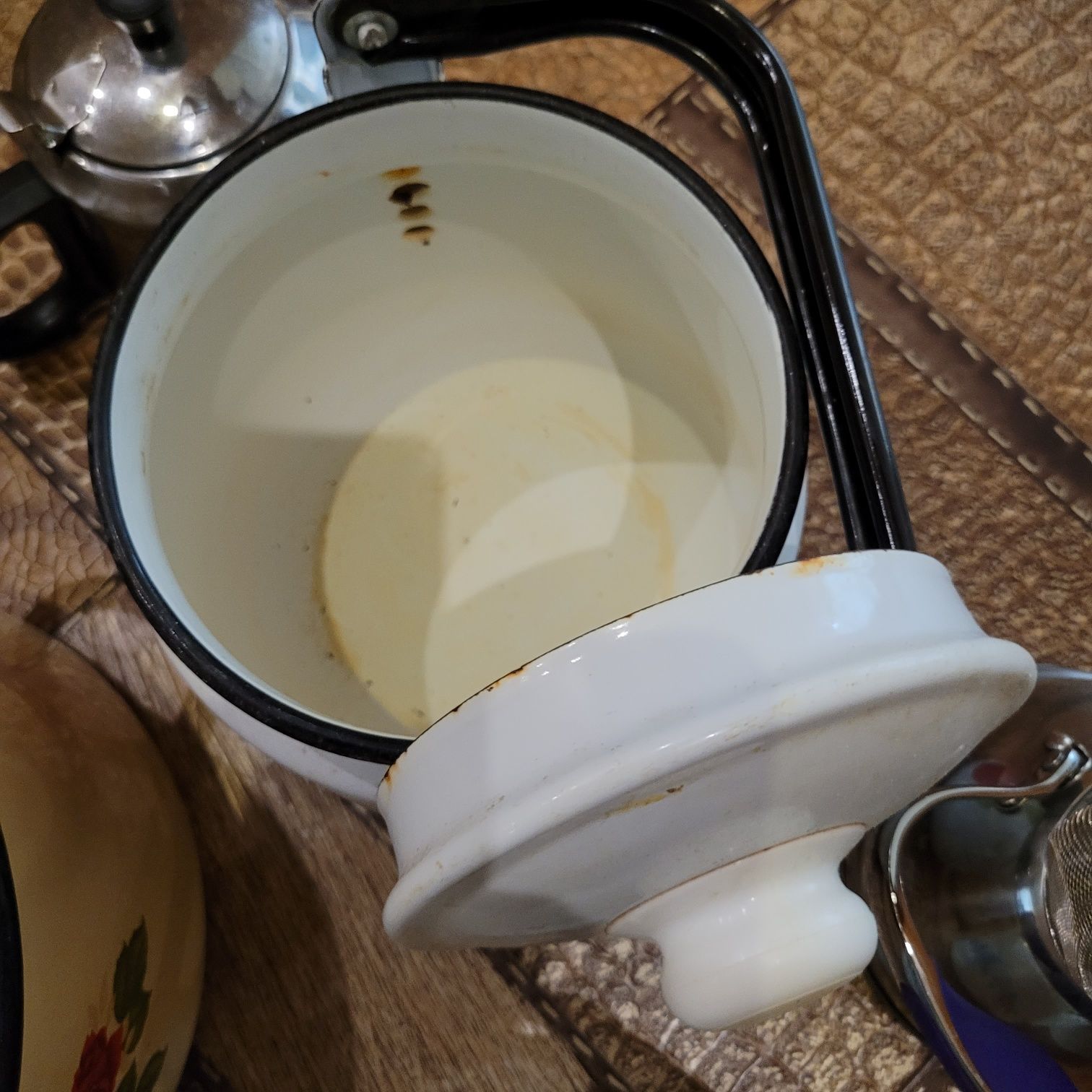 Кастрюли сковородки чайники