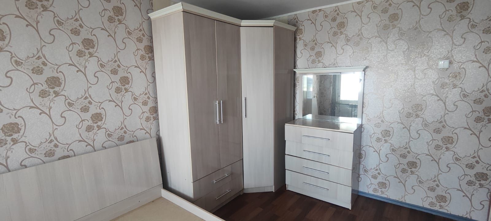 Продам спальный гарнитур (шкаф угловой, кровать двуспальная, тумба )