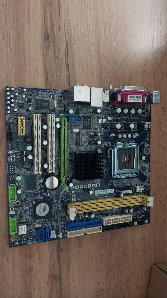 Продаю материнскую плату Foxconn CN15235