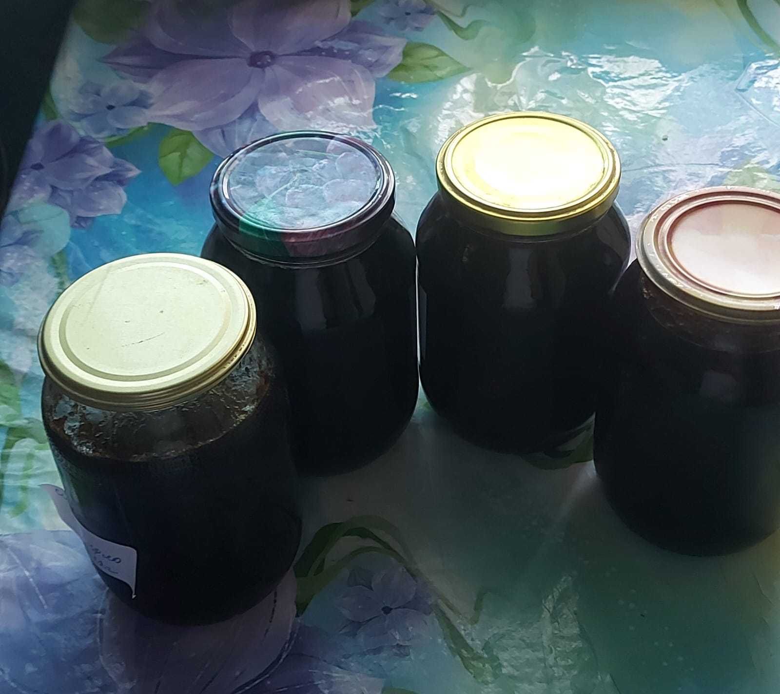 Продается домашнее повидло: яблочное и сливовое.
