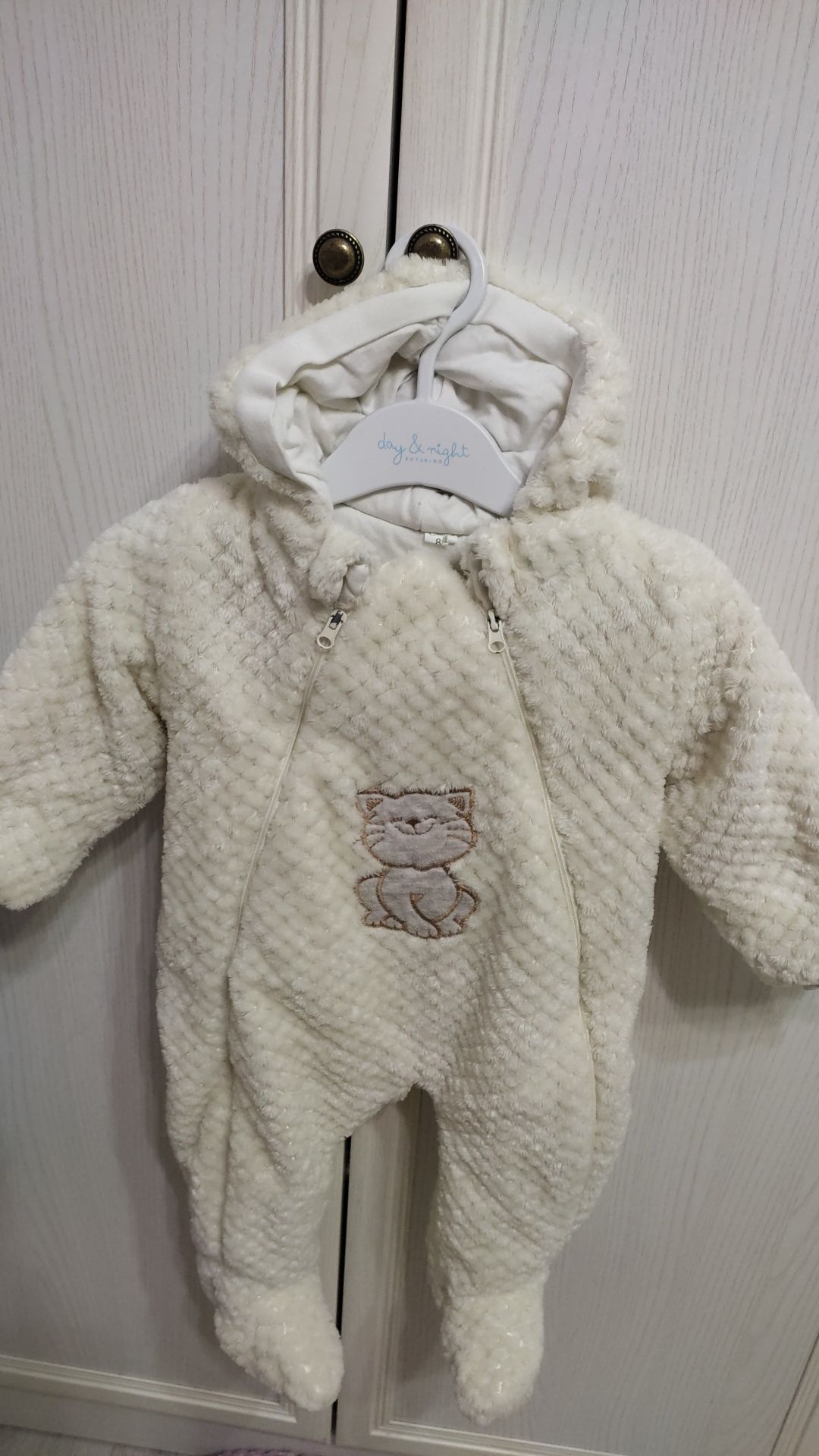Комбинезон фирмы Gatito, 80 размер, цвет молочный, 5000