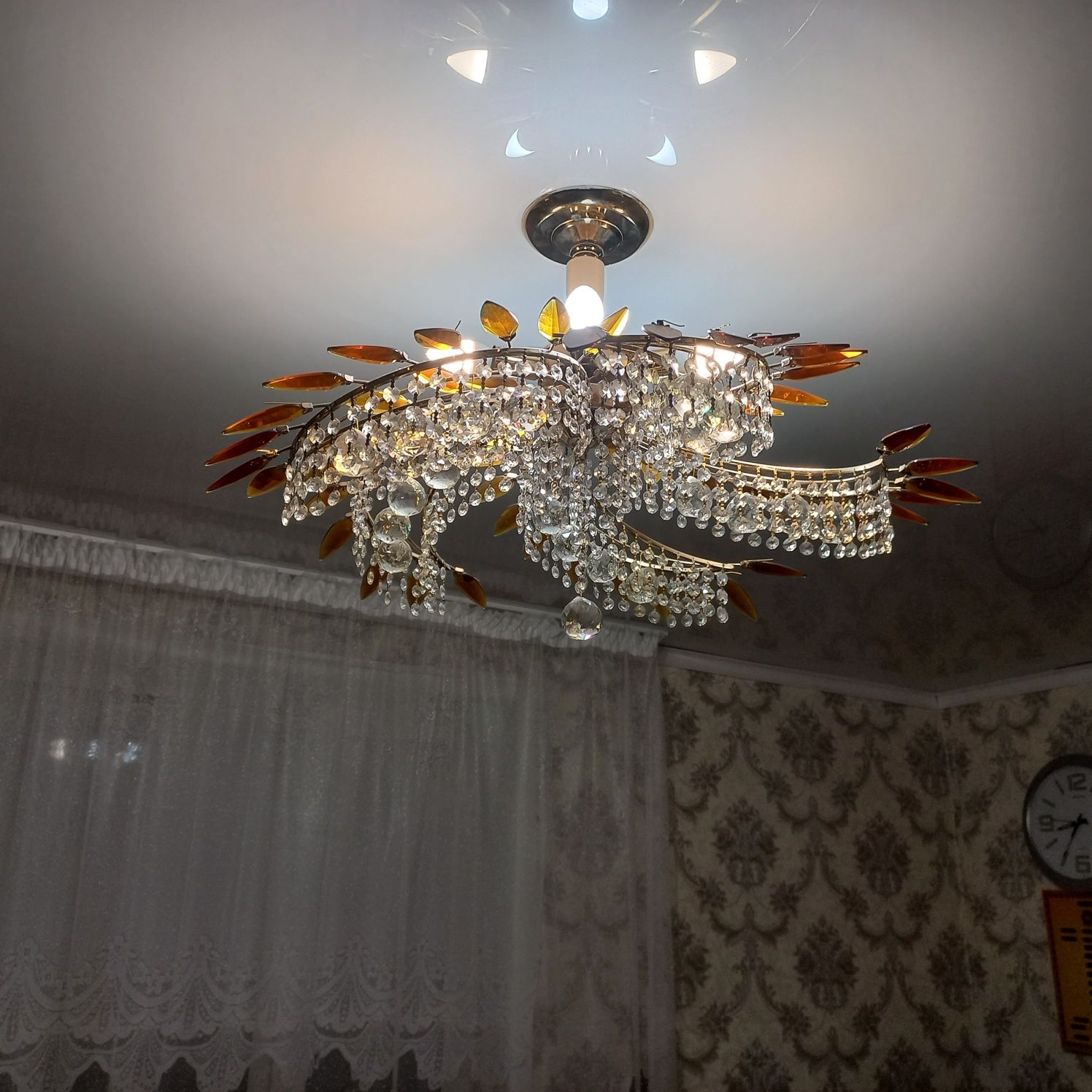 Продам срочно люстру.