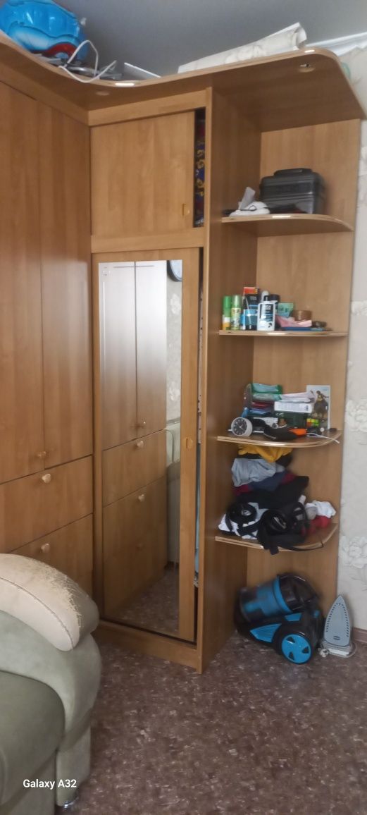 Продам шкаф угловой в хорошем состоянии