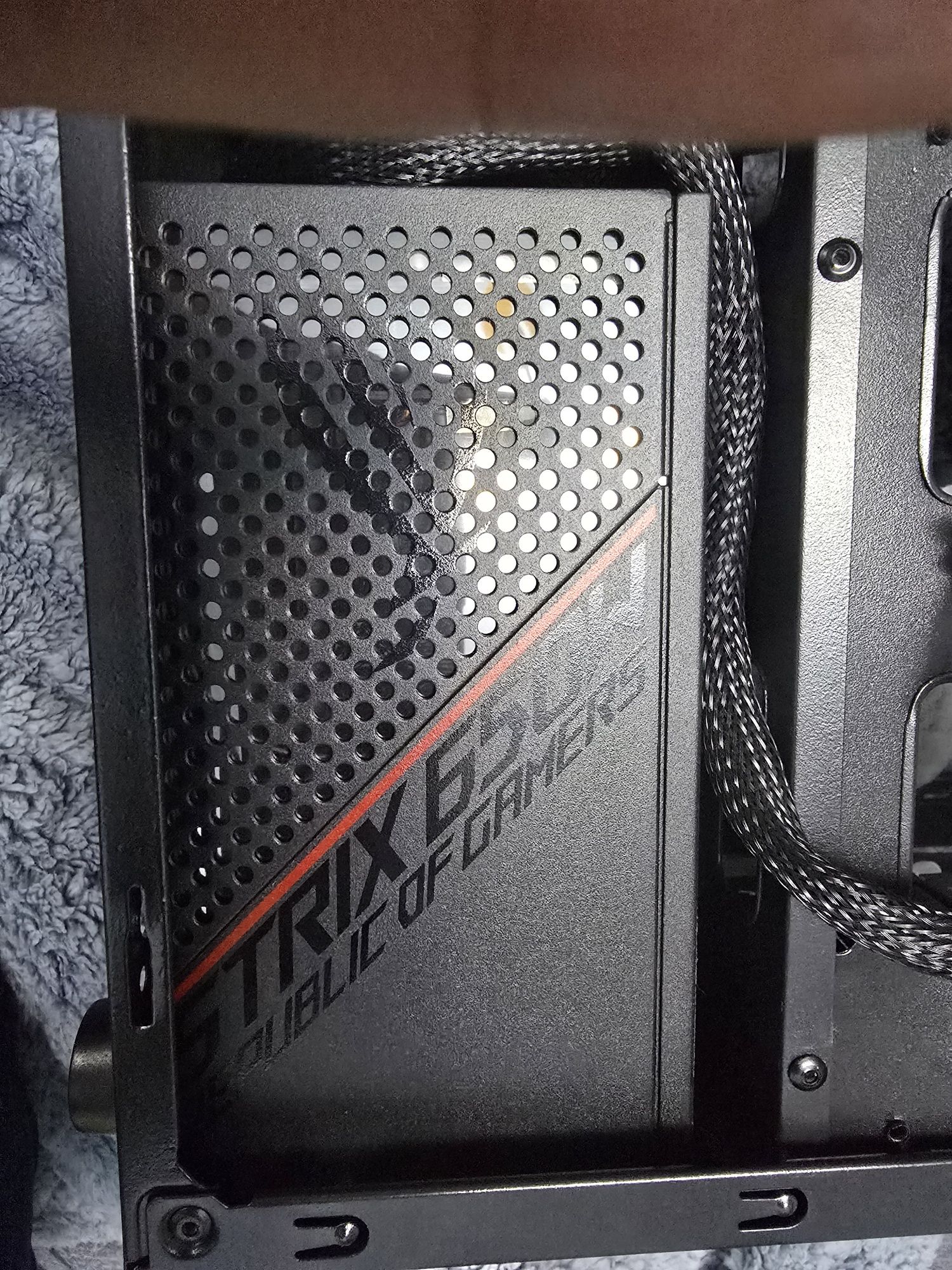 Блоки питания разные от дешовых 300 w до топовых 1 kw и больше