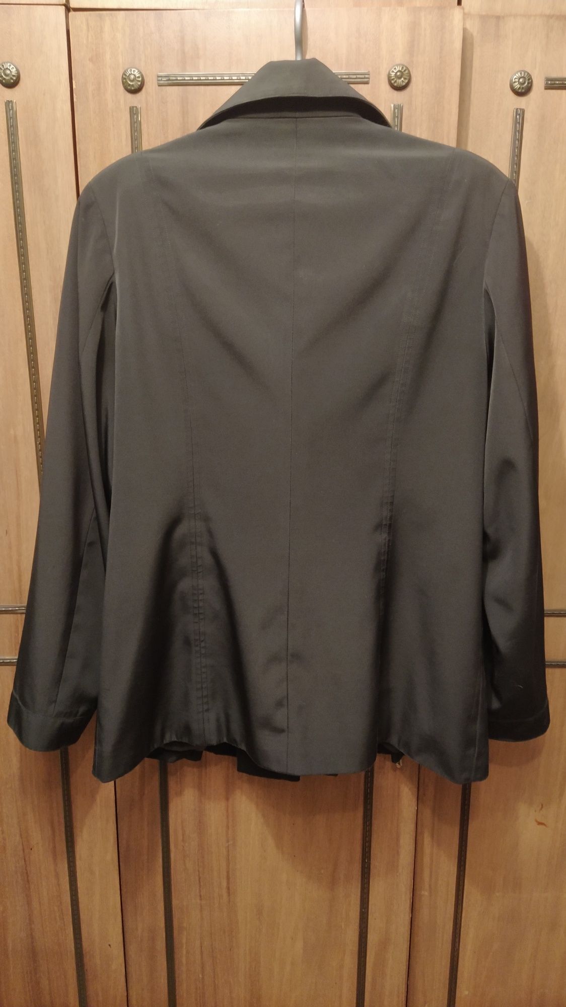 Продам женскую весеннюю куртку пиджак.