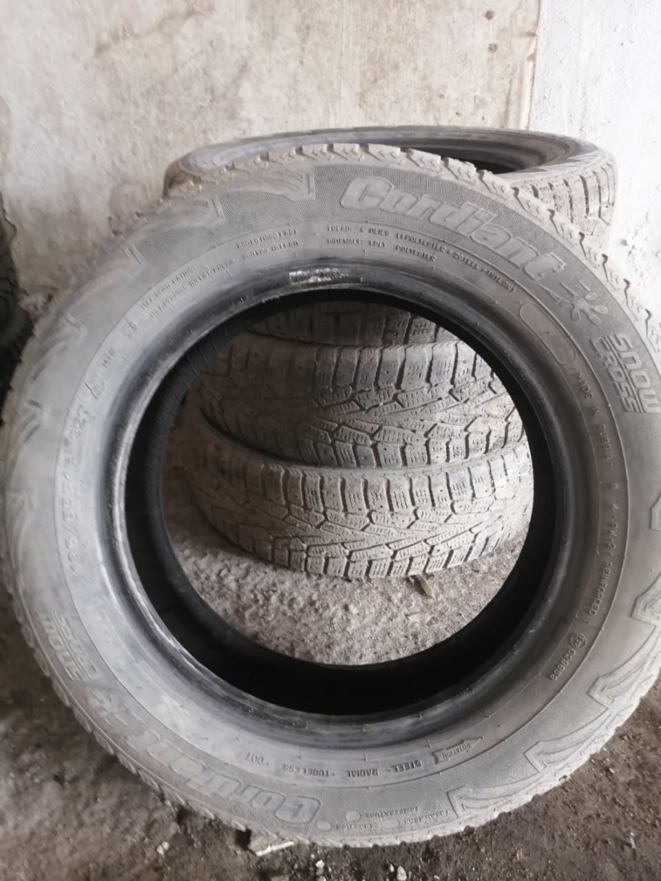 Продаётся резина лапочка 195-65-  R15   4×100  вместеститановыми диска