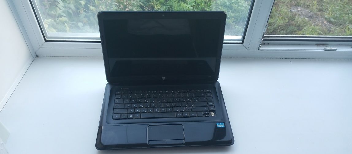 HP 2000 Notebook PC состояние (бу)+ игровая мышь и коврик