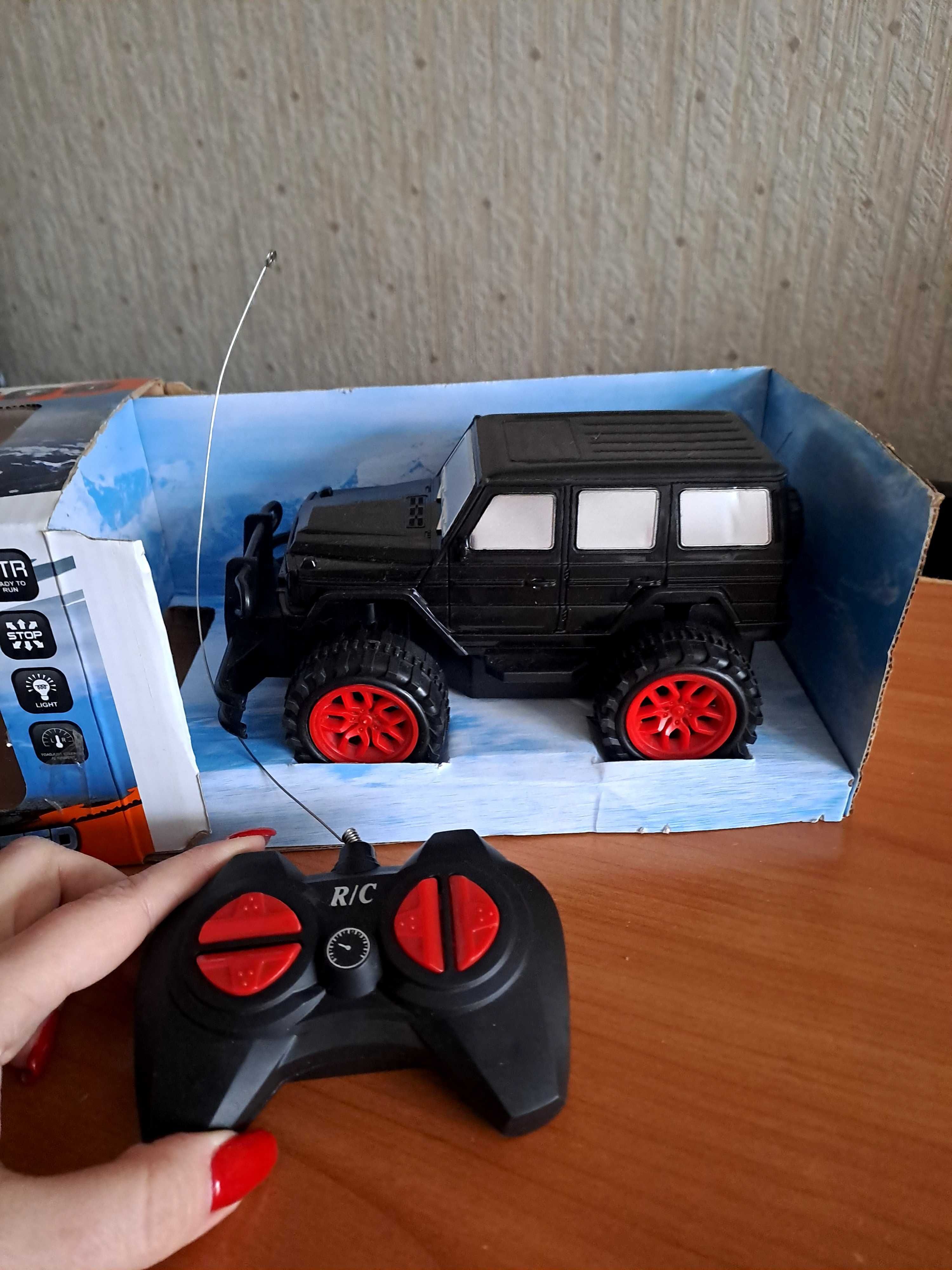 Игрушки паук и мальчика.
