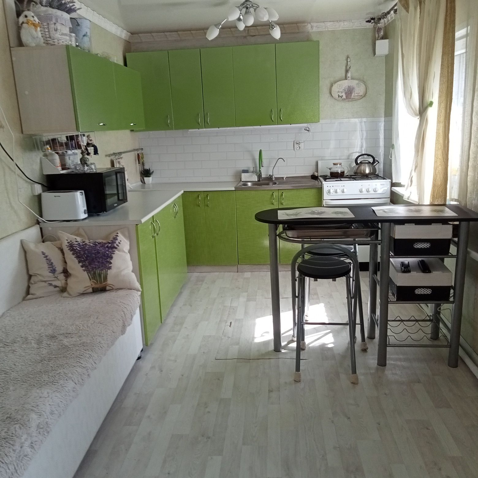 Продам дом,77 КВ,4 комнаты,кухня-столовая,ванная комната,туалет