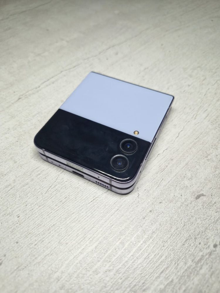 Samsung Flip 4 в рабочем состоянии