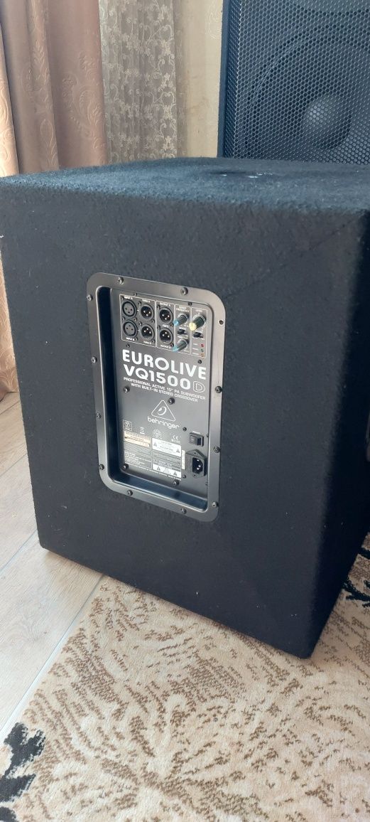 Активный сабвуфер Behringer