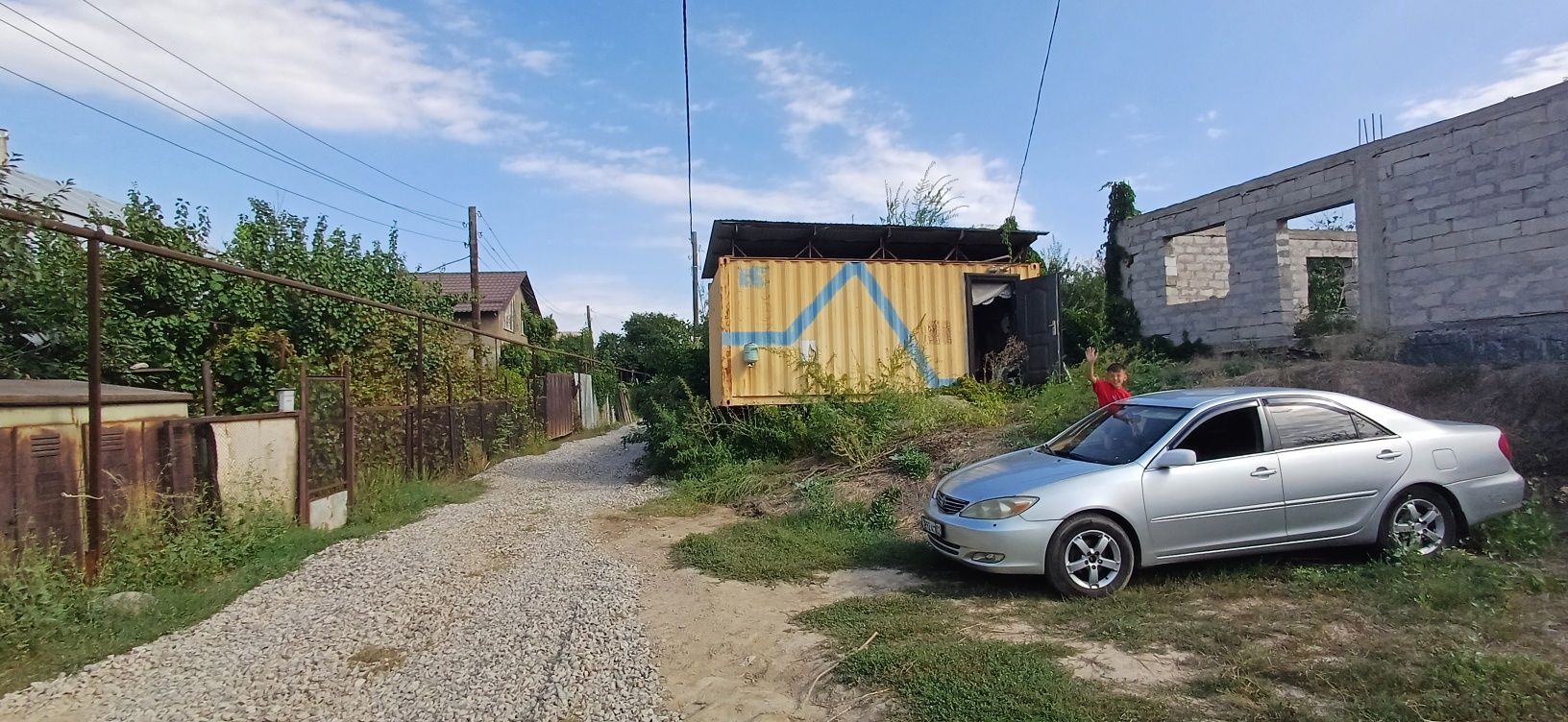 Продам  участок с недостроенным домом
