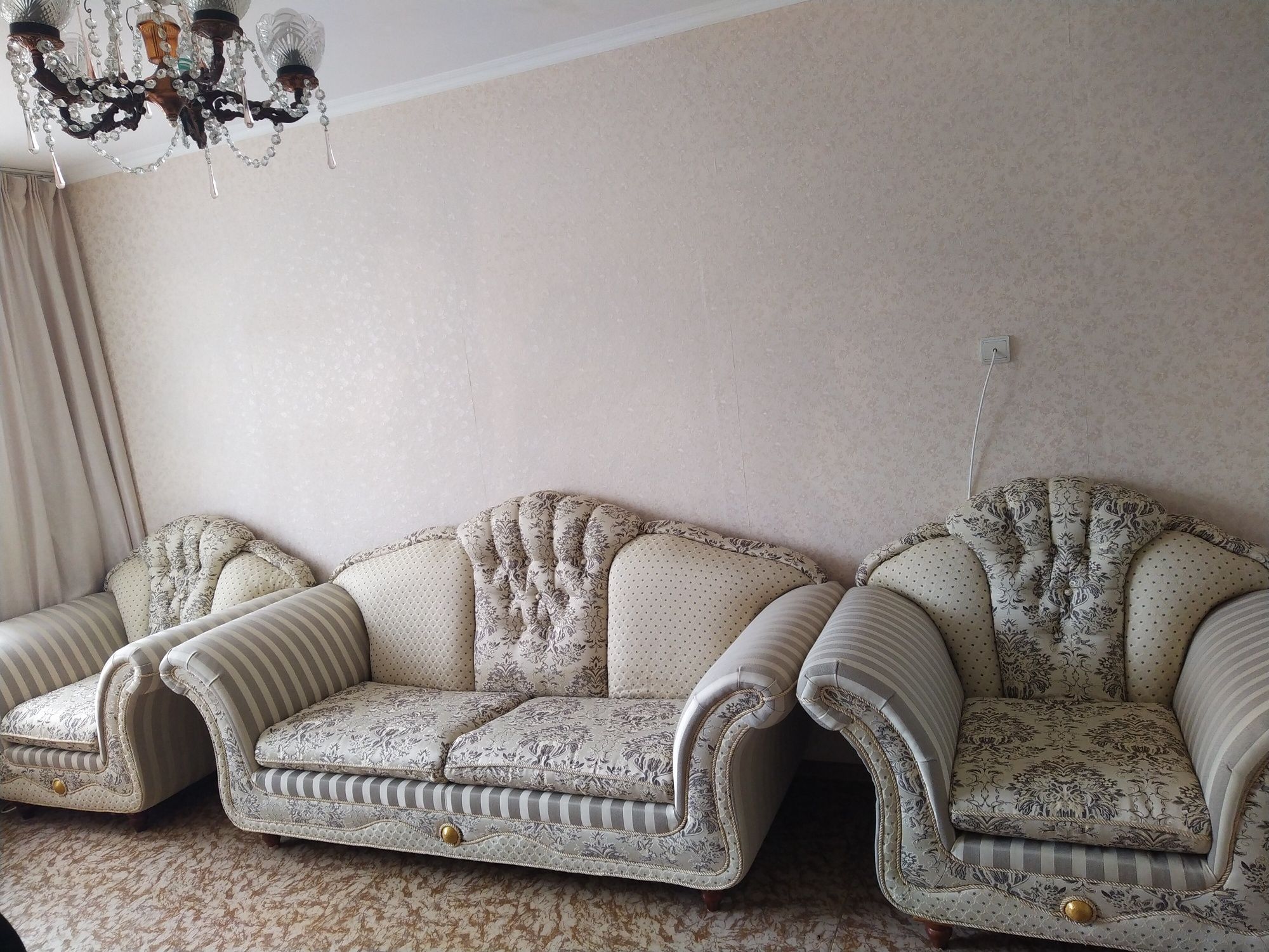Продам диван и 2 кресла в отличном состоянии